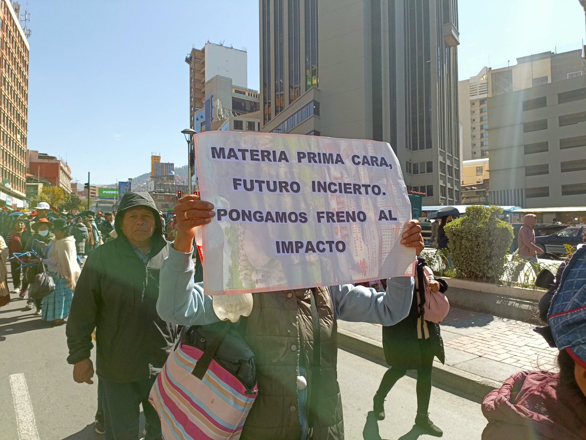 ArminCopa's tweet image. #deÚltimo
#LaPaz
Gremiales minoristas marchan en el centro por los altos costos de la materia prima debido a la subida del dólar, reclaman falta de control del Gobierno a intermediarios y proveedores.
