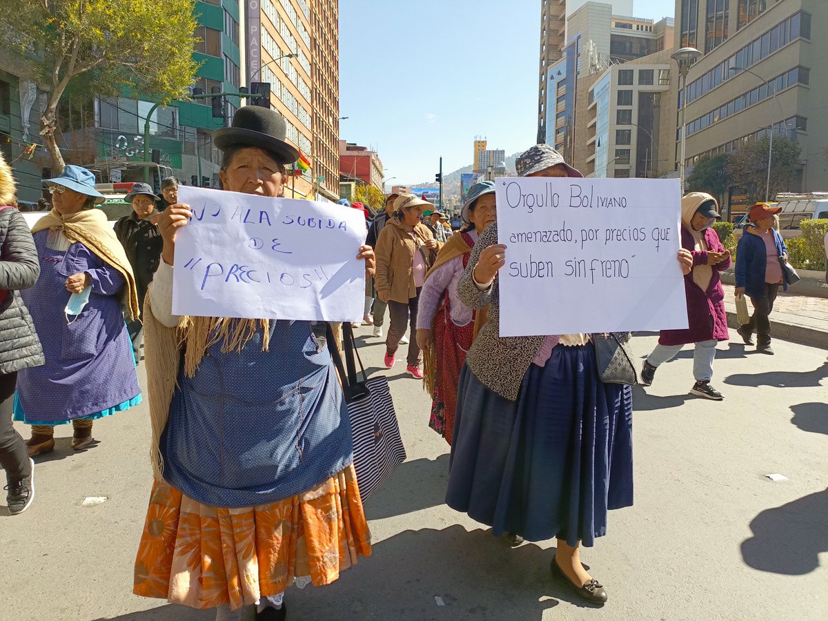 ArminCopa's tweet image. #deÚltimo
#LaPaz
Gremiales minoristas marchan en el centro por los altos costos de la materia prima debido a la subida del dólar, reclaman falta de control del Gobierno a intermediarios y proveedores.