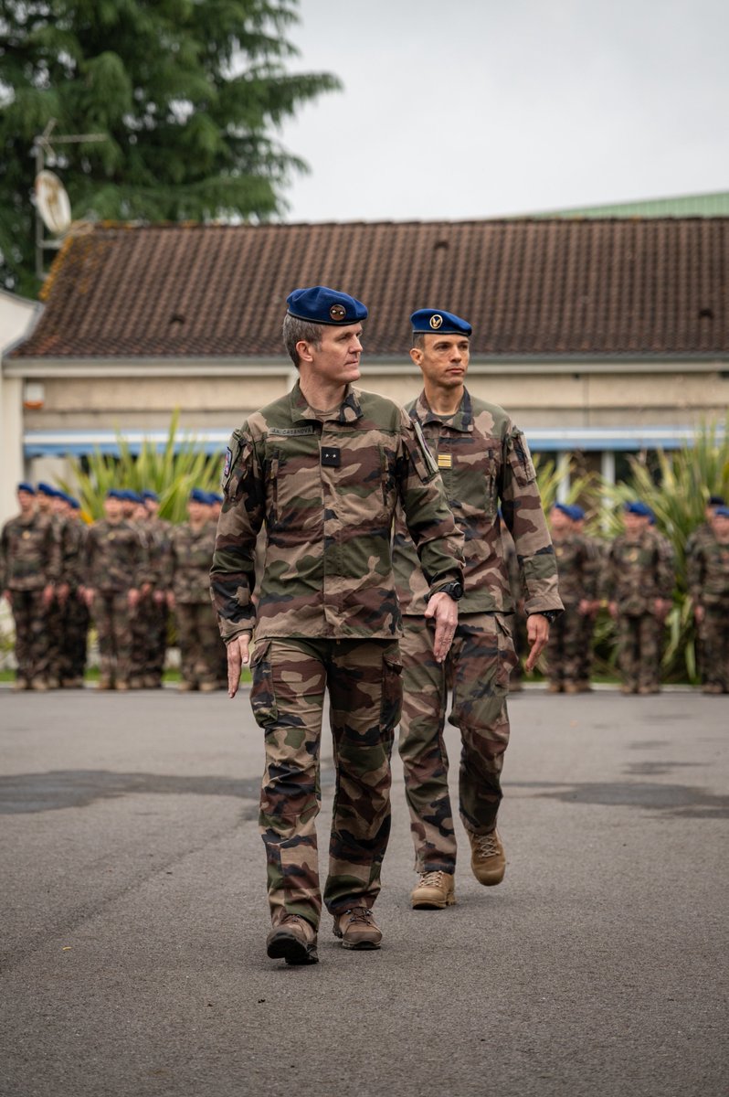 Le 5e RHC a reçu la visite du général de brigade Casanova. Cérémonie des couleurs et remise de médaille au programme. 🚁