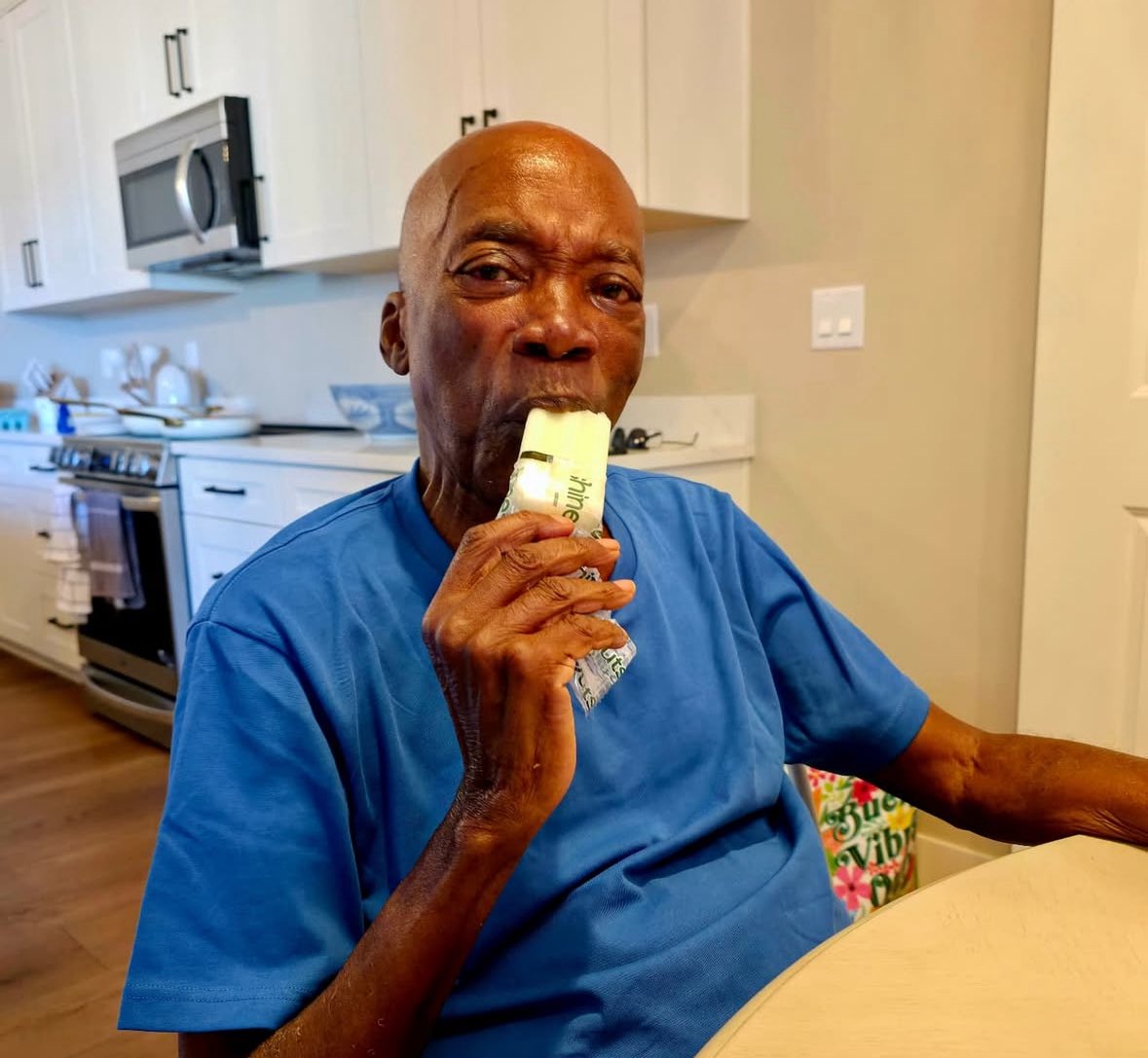 eolorr's tweet photo. Milton Nascimento em novas fotos. O cantor está viajando e conhecendo pontos turísticos dos Estados Unidos acompanhado do filho, Augusto Nascimento. ❤️ https://t.co/MXbXu7tJ5f