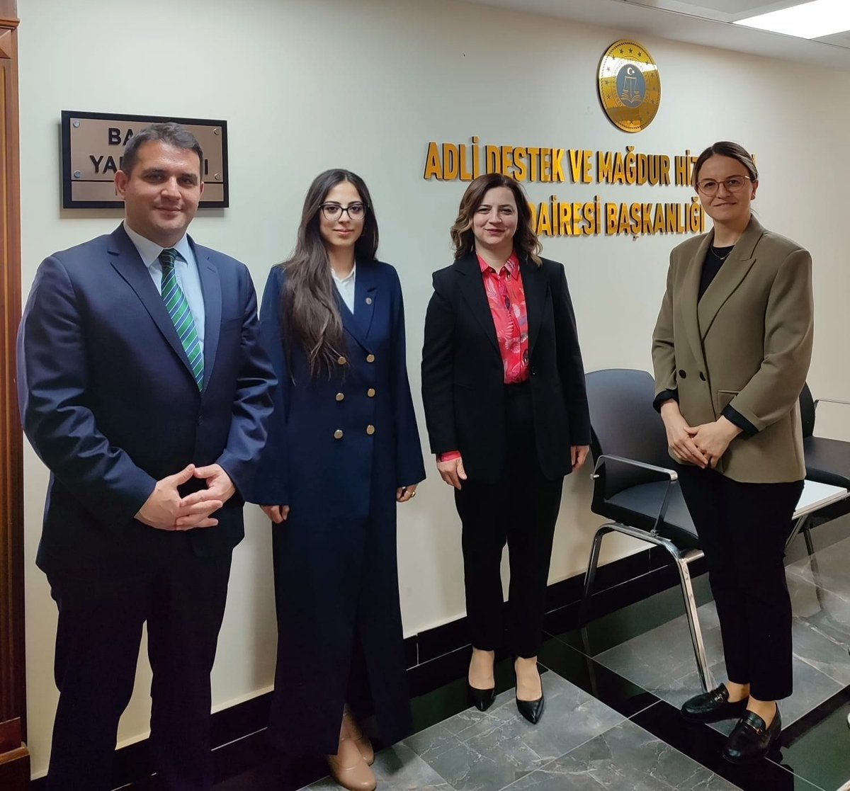 eylullunall's tweet photo. Çocukların Adalete Erişimininin Güçlendirilmesi Bakımından Çocuk Adalet Merkezlerinin İncelenmesi konulu TÜBİTAK projem kapsamında bugün Adalet Bakanlığı Adli Destek ve Mağdur Hizmetleri Daire Başkanımız Sayın Meral Gökkaya Hanım'ı ziyaret ettim. ⚖️📚 https://t.co/oAUxGNx1su