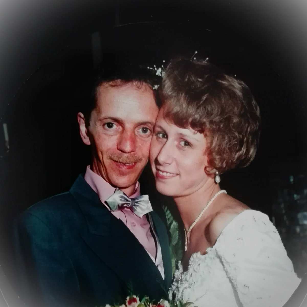 SylsLife's tweet image. Vandaag, 32 jaar geleden sloeg de vonk over 💘 één jaar en 'n dag later zeiden we volmondig JA tegen elkaar

En nu moet ik je al 10 weken en 4 dagen missen...

Morgen vier ik ONS !!! 💞
Uit eten met mijn lieve broer en schoonzus, in mijn hart neem ik je mee...
#rouw om #mijnlief