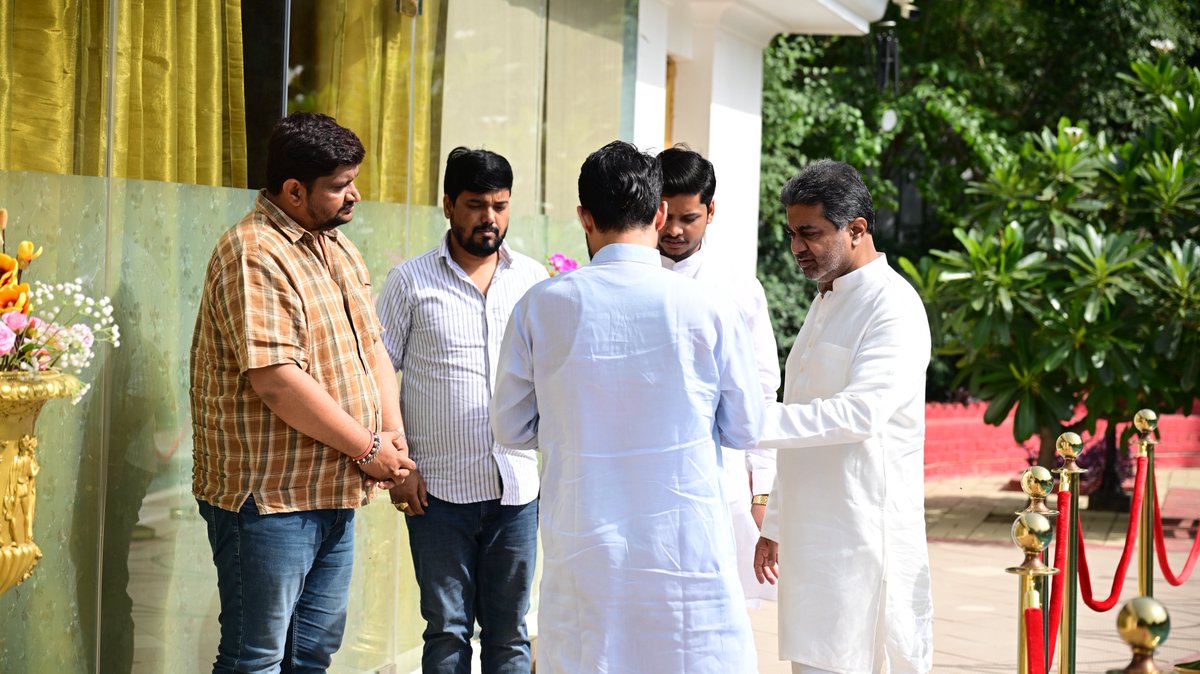 बिहार के सामाजिक विकास पर केंद्रित चर्चा में आज डॉ. अभिषेक वर्मा से ब्राह्मण समाज का प्रतिनिधित्व करने वाले आशुतोष कुमार जी के नेतृत्व में बिहार से आए हुए प्रतिनिधिमंडल की भेंट हुई।

यह मुलाकात सामाजिक विकास के नीतिगत विचारों और संभावित समाधानों की दिशा में एक सकारात्मक कदम रही।