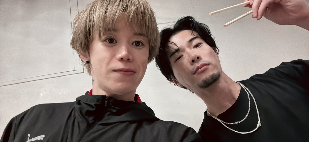 WJF_SHIROSE's tweet photo. ガッシー

誕生日おめでとう。

出会った時からずっとずっと
WHITE JAMに一緒に夢中になれている事が幸せです。

にっちゃんと3人で、そしてJAMILYと一緒に夢を叶えに行こう。
俺の相方がGASHIMAで本当に良かったし、一生の財産。

2025.5.16 https://t.co/Wsrprb0MFV