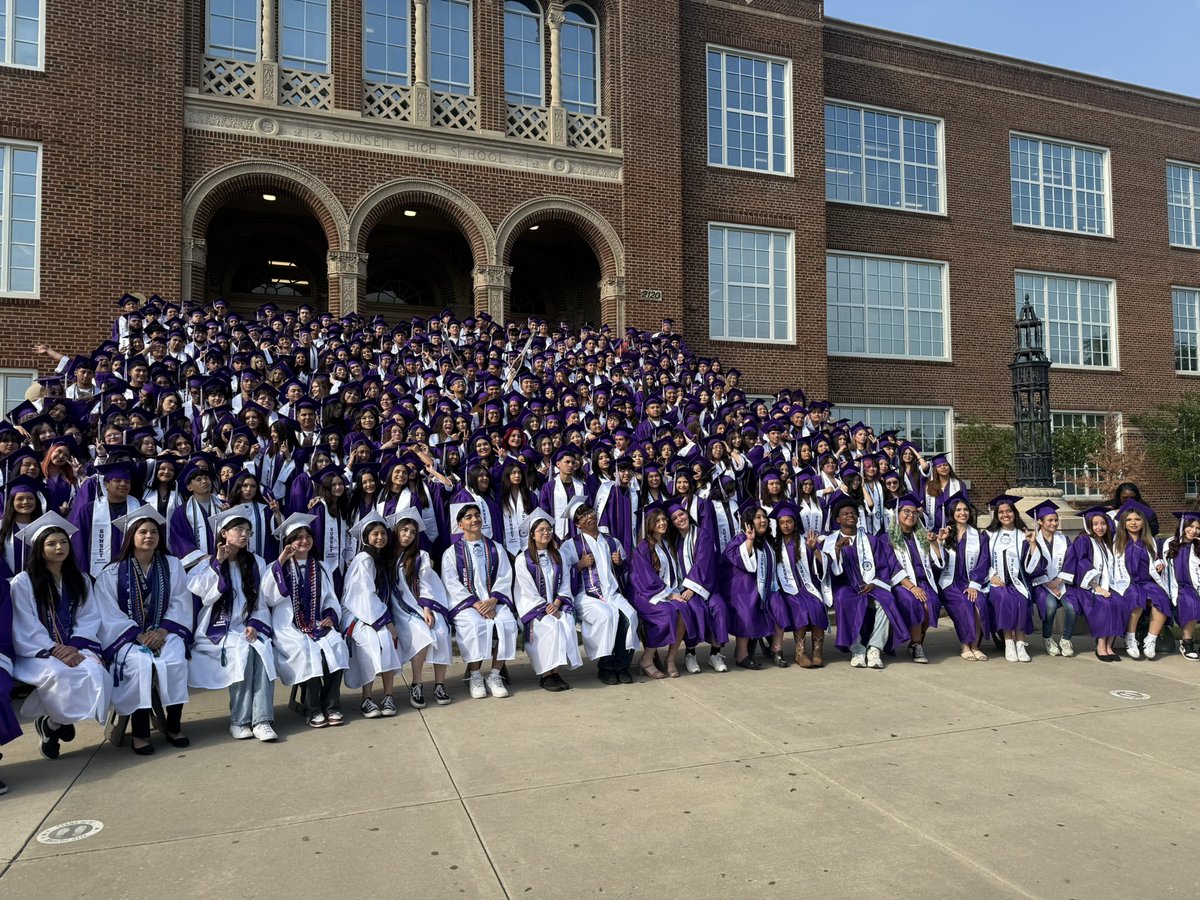 Sunset senior class of 2025! <a href="/Sunset_Bison/">Sunset High School</a> <a href="/DavidJLee25/">David Lee</a> <a href="/dallasschools/">Dallas ISD</a>