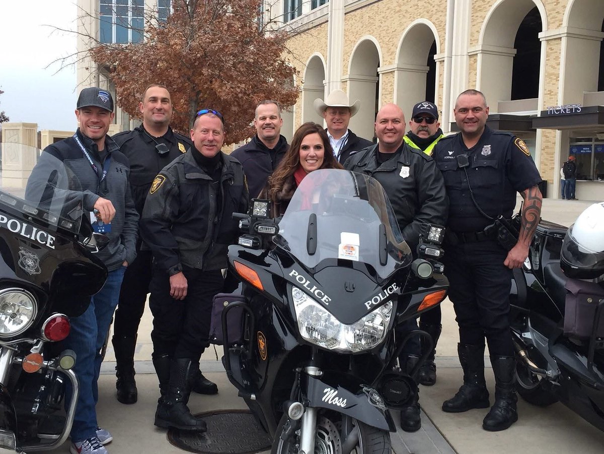 TayaKyle's tweet photo. 5/15: National Peace Officers Memorial Day. Today, we pay our tributes to law enforcement officers who have lost their lives while serving in the line of duty. Take time today to remember &amp; honor those who served with bravery &amp; pray for the families &amp; the departments left behind. https://t.co/trGbZO3arY