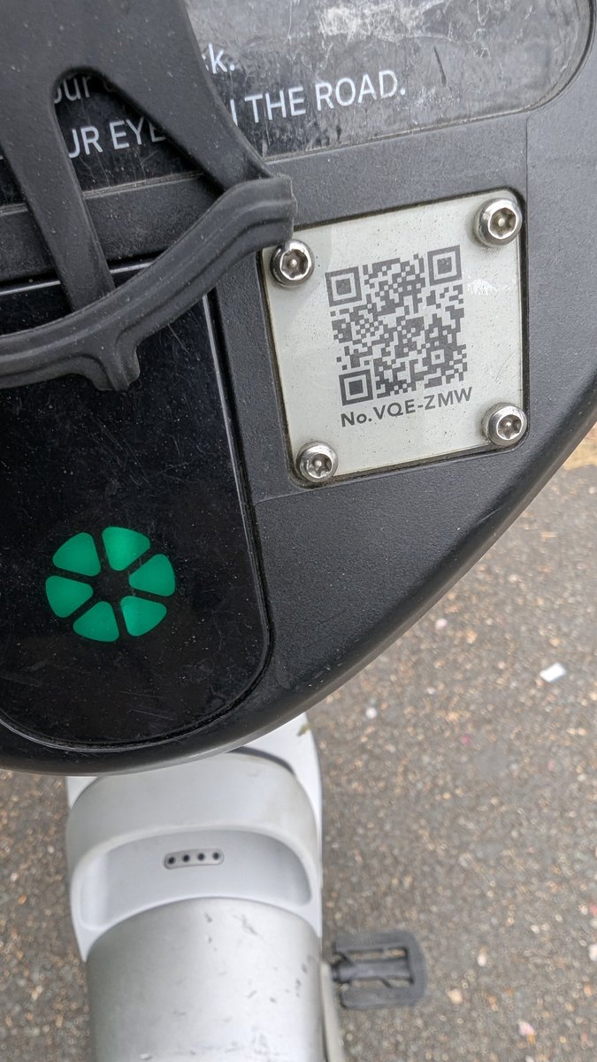 FintanCoyle's tweet photo. @_LimeAID @katherinedunne @LBofHounslow pls remove and put in the bays. Heathfield Gardens London w4 https://t.co/qPYL6O56v8