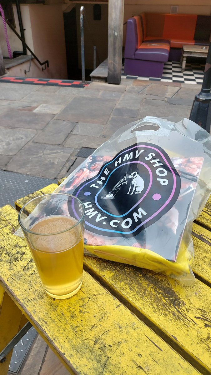 lapsangouch's tweet image. Pre @theamazons
at HMV Reading pint of Lumina from
@SirenBrewery
at
@PurpleTurtleRdg
#rdguk #readingfc #uptheding
Will the car fire on the IDR stop some people making the gig?