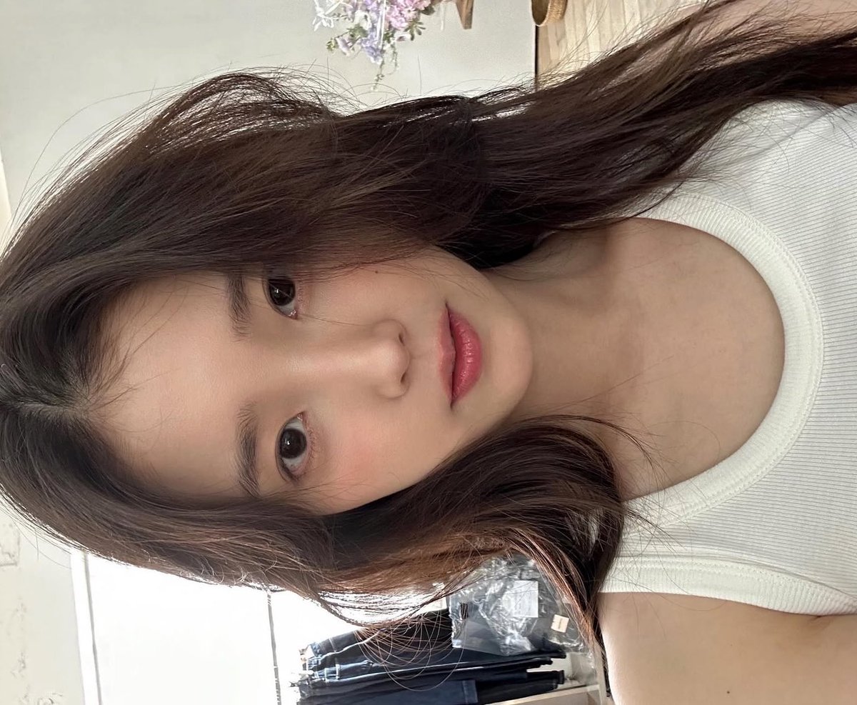 jieunfeeds's tweet photo. bday girl <3 https://t.co/Kjbv9riobC