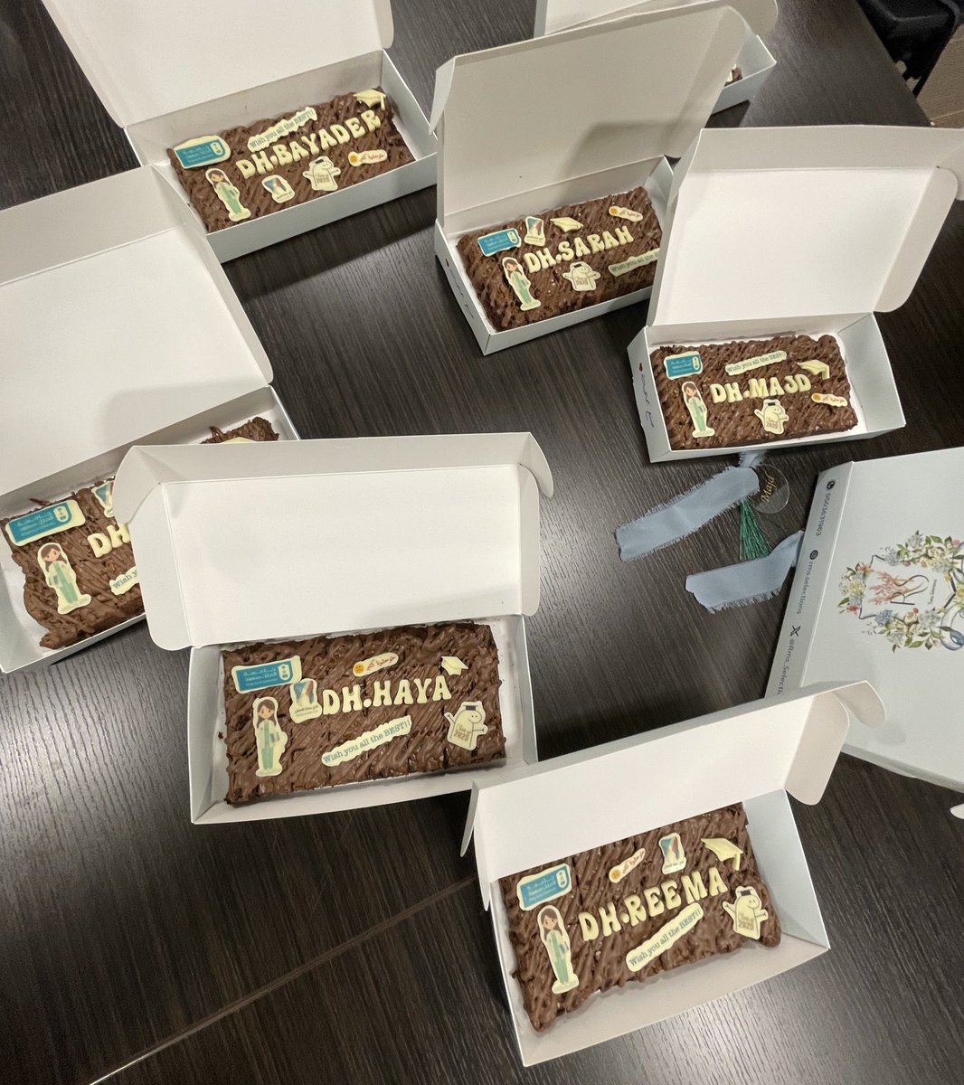 كان اليوم اجتماع الامتياز مع أ.سرى

لم تكن مجرد مرشدة أكاديمية، بل أخت ومُلهمة 
دعمتنا ووقفت بجانبنا بكل حب واهتمام 
كل الشكر لها على هداياها الثمينة، كانت لفتات صادقة لامست قلوبنا!
شكراً أ.سُرى على كل لحظة وكلمة تركت أثراً لا يُنسى
💗💗💗💗💗