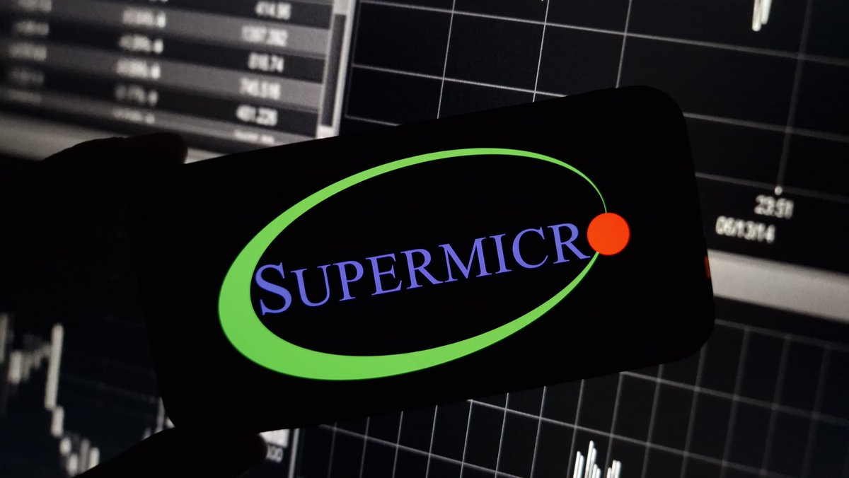 informando2025a's tweet photo. 🚀📈 #SuperMicroComputer ( $SMCI) subió 16% y cerró en USD 44.99 el miércoles, sumando tres días de rally con un alza acumulada del 41%. El impulso viene por elogios de analistas y un acuerdo millonario con #DataVolt por USD 20,000 millones.🔋🤝 #IA #Tecnología https://t.co/au6H4nf2y9