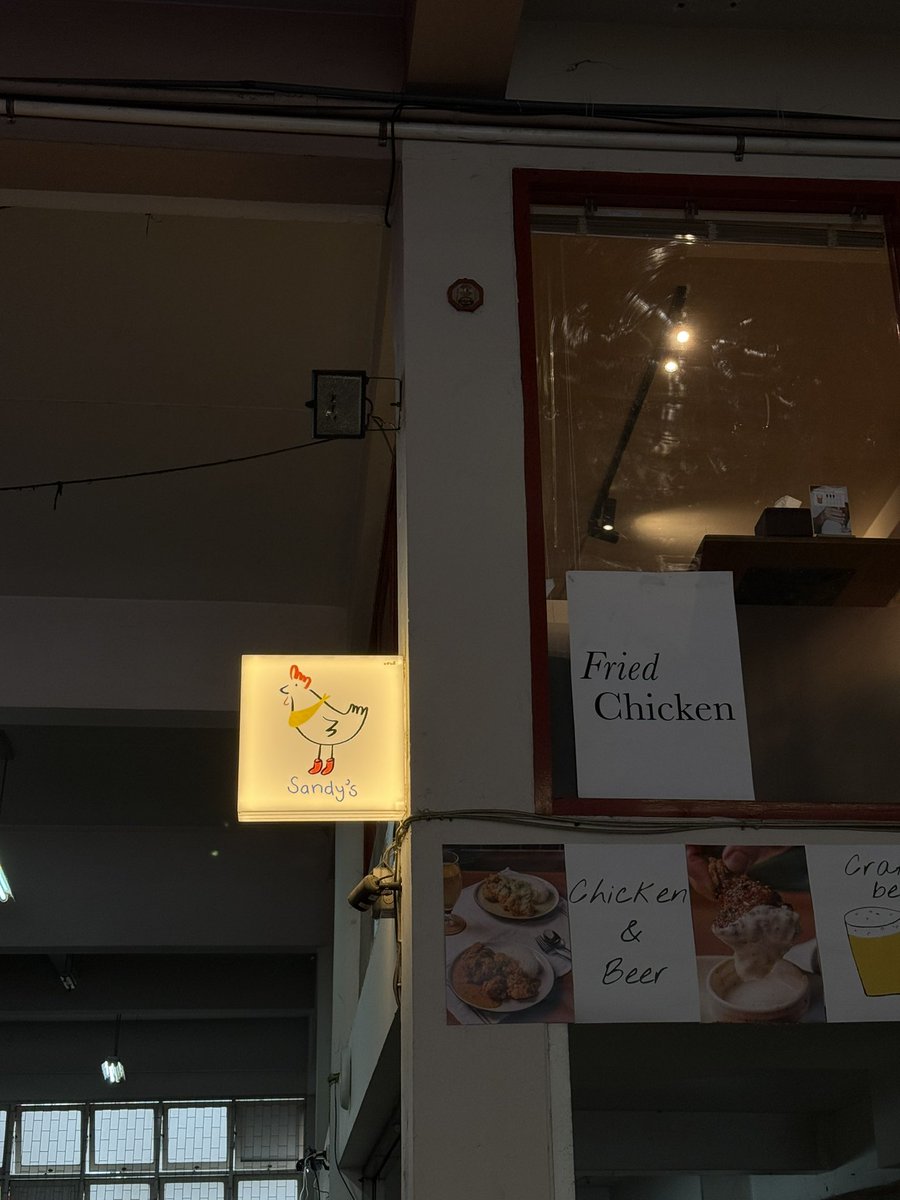 CAFETELLER's tweet photo. ไก่ทอดอร่อยยยยยมาก ร้านในมุมหลีบแถวสีลม พี่เพชรลากไปกินแบบไม่ทันตั้งตัว กะไปชิมขำ ๆ แต่ตอนมาเสิร์ฟคือร้องว้าวทุกคนนน อร่อยจริง คุ้มค่าแคลแล้ววันนี้! https://t.co/dfOnZOhjR8