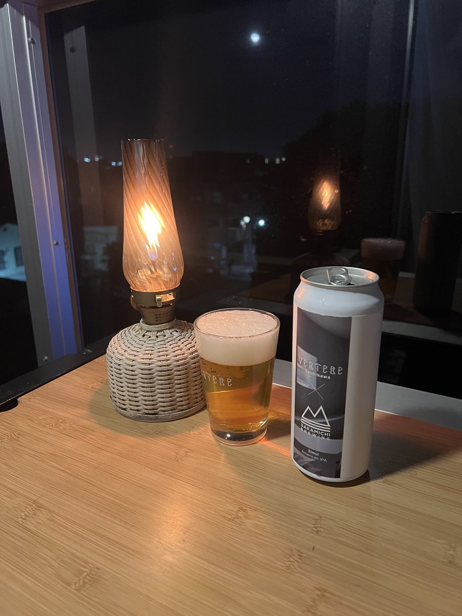 ayano_kimono's tweet photo. 長袖着ると暑いし、半袖着るとちょっと寒い、なんかアンニュイな気候。おびいる🍺呑むにはいい感じ。
カンパーイ🍻✨
#ベランダ晩酌
#Vertere & #sakamichibrewing
#Simul https://t.co/p48AMMfKIG