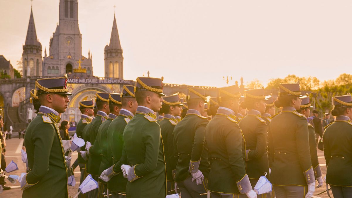 Le sanctuaire de Lourdes accueille du 16 au 18 mai la 65e édition du Pèlerinage Militaire International. La messe au cours de laquelle 210 militaires recevront le baptême et 503 seront confirmés promet d'être particulièrement émouvante ! fr.aleteia.org/2025/05/15/le-…