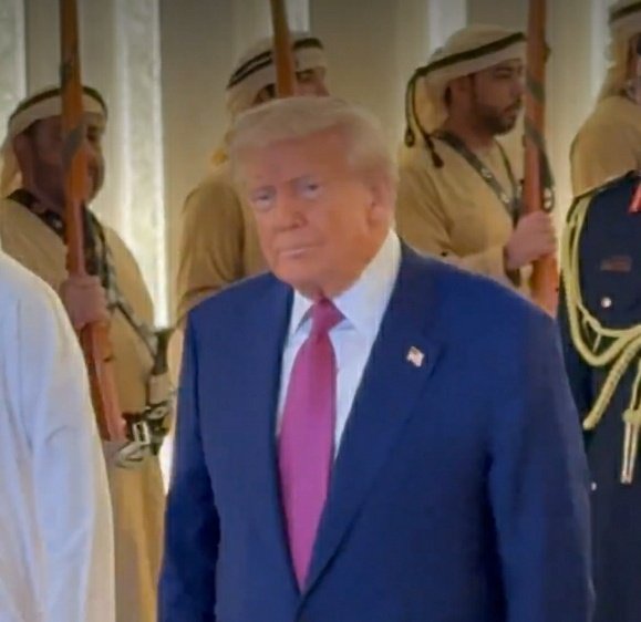 KraantiKumar's tweet image. अमेरिकी राष्ट्रपति डोनाल्ड ट्रंप मिडिल ईस्ट के दौरे पर हैं. आज डोनाल्ड ट्रंप का UAE में भव्य स्वागत किया गया.

UAE युद्ध नही है.
QATAR युद्ध में नही है.
KUWAIT युद्ध में नही है.
SAUDI ARAB युद्ध में नही है.

इन सभी देशों ने पूरा ध्यान अर्थव्यवस्था मजबूत करने में लगाया है. अपने…