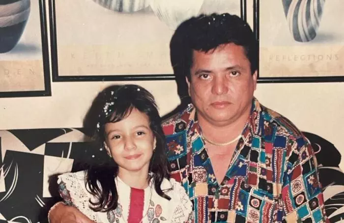 Como periodista, informar sobre una tragedia personal significa cuestionarse para responder preguntas sobre el rol de observador objetivo. 

¿Dónde se establecen los límites de la ética cuando se investiga la historia propia? 

<a href="/dianalzuleta/">Diana López Zuleta</a> 🇨🇴 reflexiona al respecto