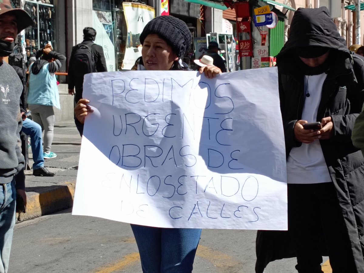 ArminCopa's tweet image. #deÚltimo
#LaPaz 
La Federación de Juntas Vecinales de #ElAlto bloquea en puertas del @minplanifica en el Prado, exigiendo el cumplimiento de sus proyectos de enlosetado. Existe presencia policial