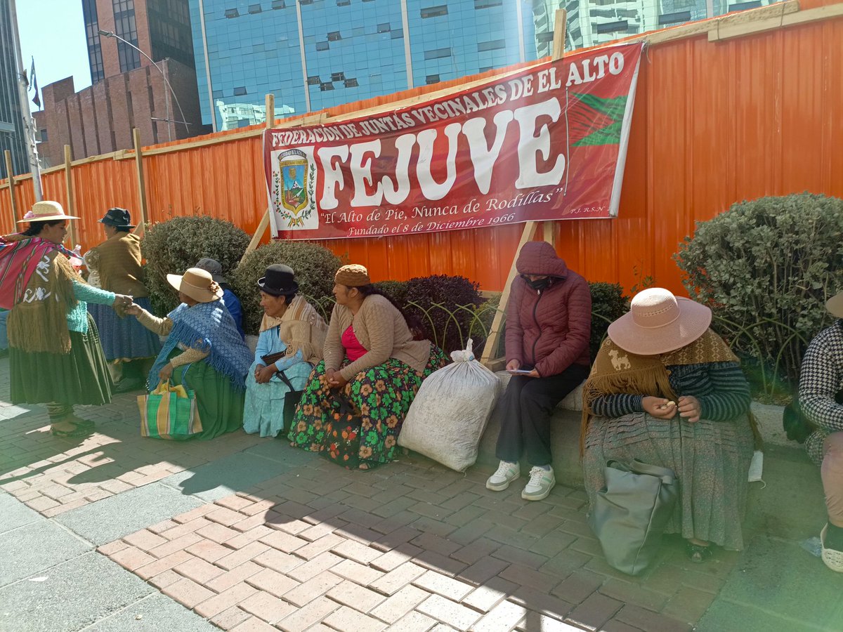 ArminCopa's tweet image. #deÚltimo
#LaPaz 
La Federación de Juntas Vecinales de #ElAlto bloquea en puertas del @minplanifica en el Prado, exigiendo el cumplimiento de sus proyectos de enlosetado. Existe presencia policial