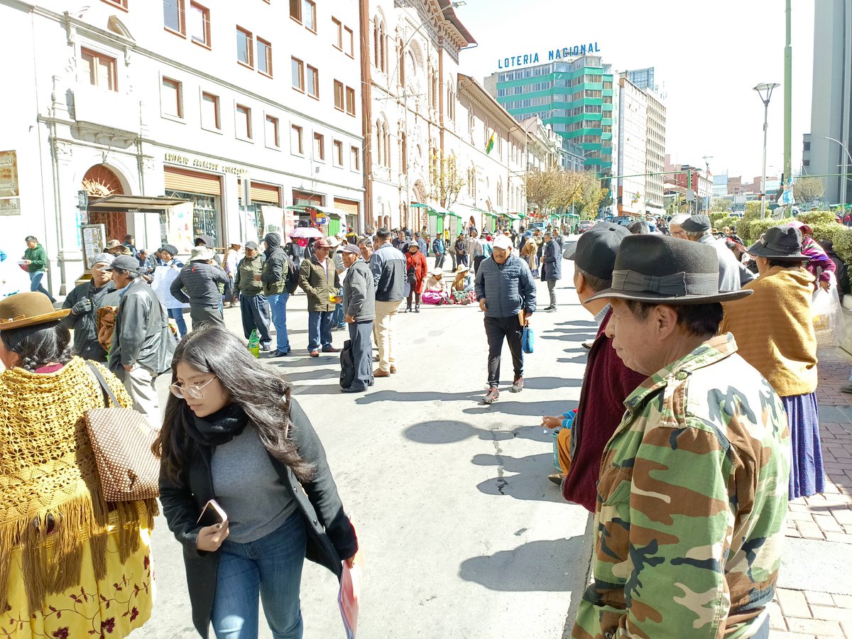 ArminCopa's tweet image. #deÚltimo
#LaPaz 
La Federación de Juntas Vecinales de #ElAlto bloquea en puertas del @minplanifica en el Prado, exigiendo el cumplimiento de sus proyectos de enlosetado. Existe presencia policial