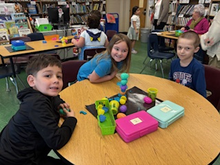 LUFSD_Libraries's tweet image. Alleghany K–1 students read The Great Eggscape! then teamed up to build the tallest towers with eggs and Playdoh! #LUFSD #LindyPride @LindenhurstUFSD