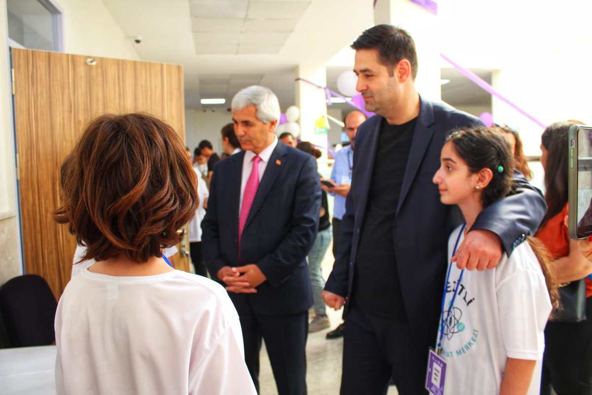 Mezitli Kaymakamımız Sayın Turgay Gülenç, Mezitli Bilim ve Sanat Merkezi'nde TÜBİTAK 4006 Bilim Fuarı'nın açılışını yaptı.  
Mezitli Bilim ve Sanat Merkezi TÜBİTAK 4006 Bilim Fuarı, 9 Mayıs 2025 Cuma günü düzenlenen açılış töreniyle başladı.