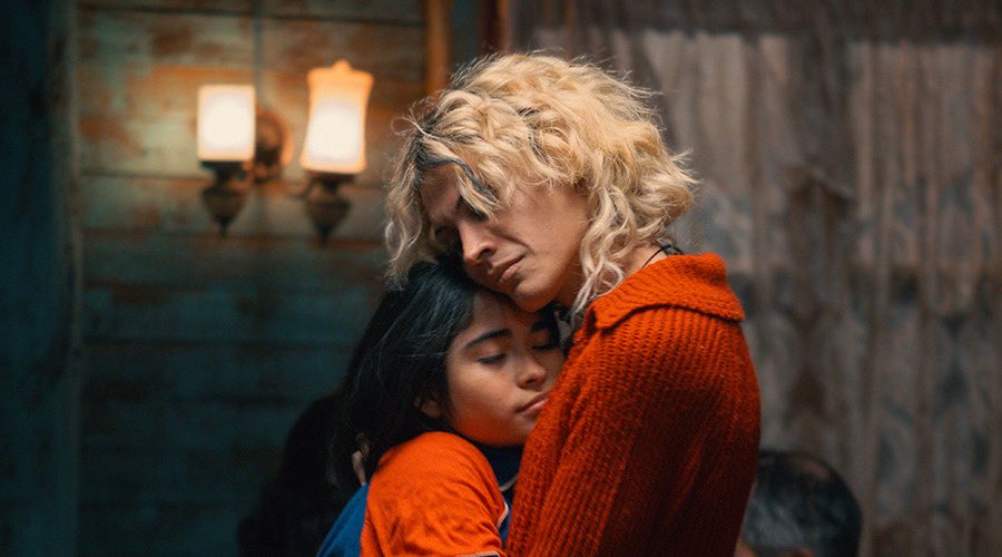 Western folklorique et enchanteur, #LeMysterieuxRegardDuFlamantRose est un premier film plein de promesses du réalisateur chilien Diego Cespedes. Une parenthèse un peu longue mais flamboyante d’une famille queer dans un désert oppressant. #Cannes2025