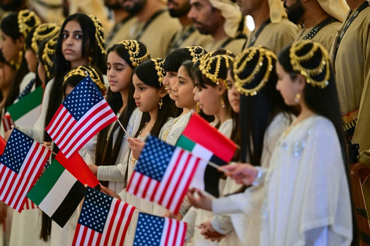 أنتم لستم مجرد ملامح من مستقبل الوطن، بل من نسيج حاضره، في وجودكم رسالة، وفي وقفتكم شراكة، وحضوركم ليس انتظارا للدور، بل جزء حي من تكوينه وصداه.  🇦🇪🤍

#الإمارات_ترحب_بالرئيس_الأمريكي
