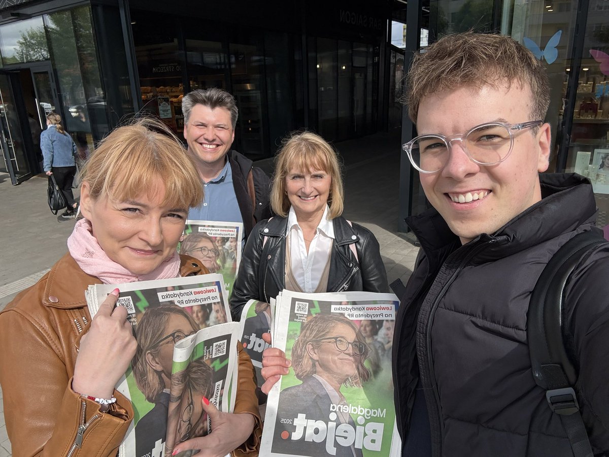 p_czerniejewski's tweet image. Biejatujemy przed dworcem PKP w Koninie 🫶🏻💚