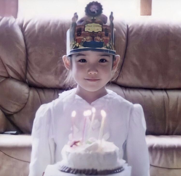 keitadj3's tweet photo. #IU、誕生日おめでとう🎉🎂🎊

93年5月16日生まれ。中学1年の体育の授業中におしゃべりした罰でクラスメートの前でチュヒョンミ「片思い」を歌った。歌を聴いた先生は体育大会開幕舞台に出ることを薦めた。これを機に少女は歌手になる夢を固め、08年中学3年でデビュー
#HappyIUDay
#FOR3V3R_with_IU https://t.co/61mhrBgH2W