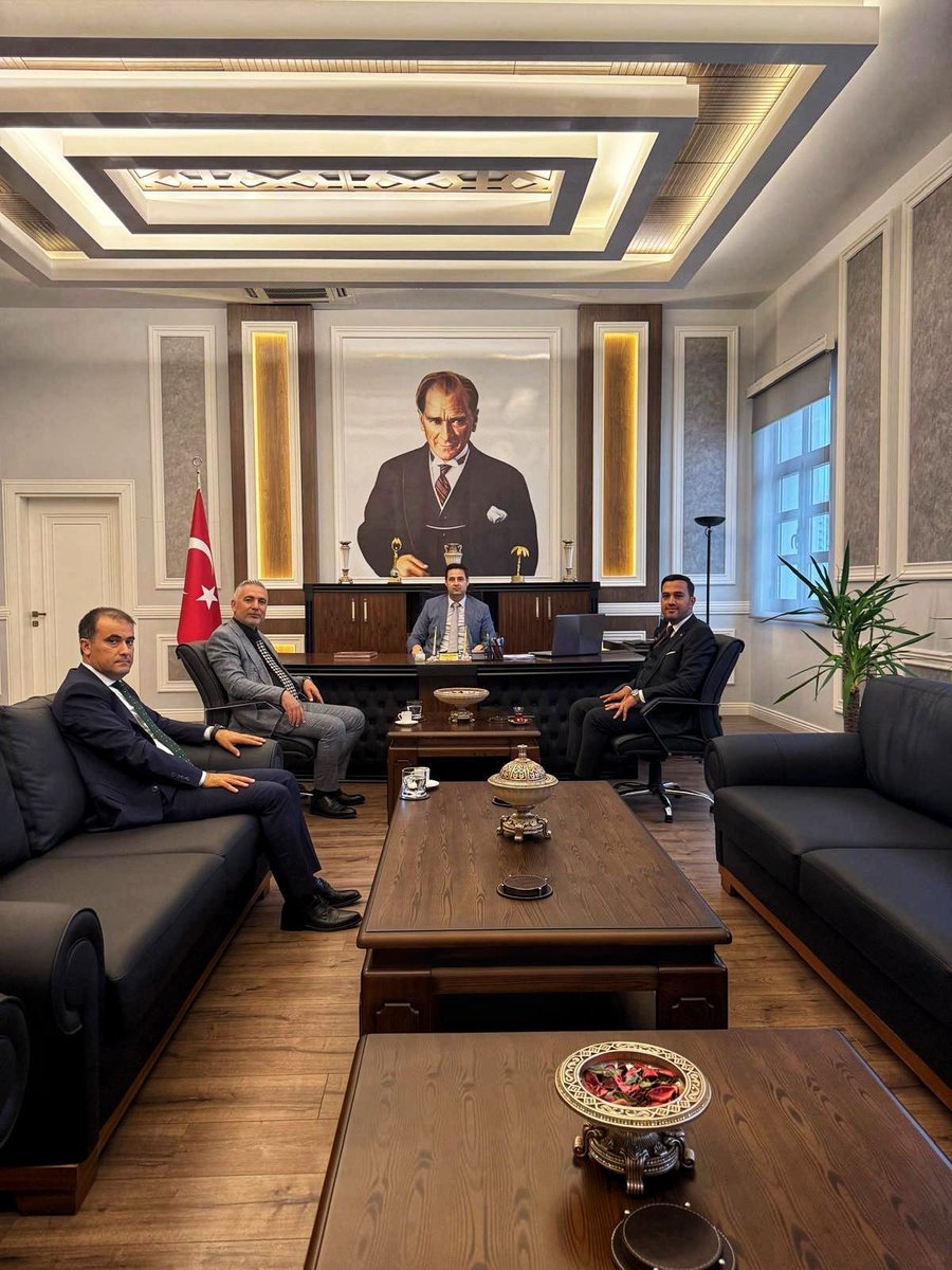 Dent365 Diş Kliniği sahibi ve lojistik şirket yöneticisi Abdullah Şendur, Adana Bölgesi vergi müfettişi Yusuf Dadak ile birlikte Kaymakamımız Sayın Turgay Gülenç’i makamında ziyaret etti.