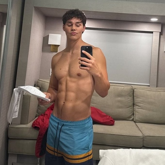 Watch Chase's leaked NSFW photo on TwXstars