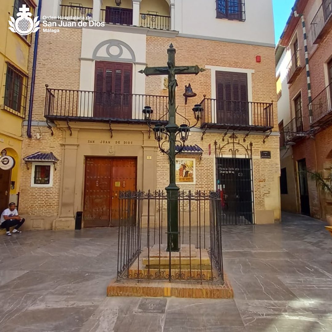 ➡️ La Dirección de la Orden de San Juan de Dios en Málaga, sus profesionales y los usuarios atendidos en el centro de acogida de personas sin hogar, celebramos la reposición de la cruz que nos acompaña en la plazuela, símbolo de la ciudad que esperamos no vuelva a ser vandalizado