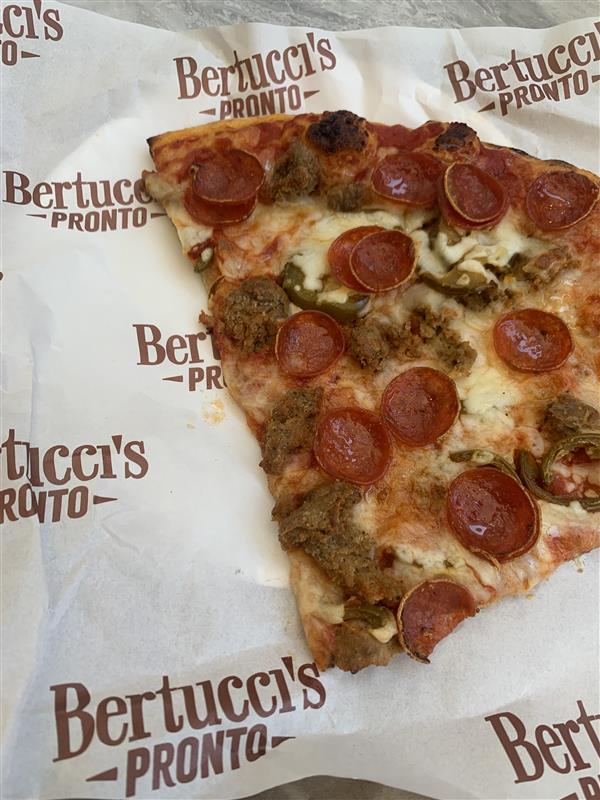 ConConcepts's tweet image. 🍕 @ConConcepts Client Manager Nick Angelo grabbed lunch at @Bertuccis Pronto—and yes, pizza was involved. The new fast-casual concept brings @Bertuccis classics to busy Downtown Boston with speed &amp;amp; quality. Sharing a few snaps from the visit!