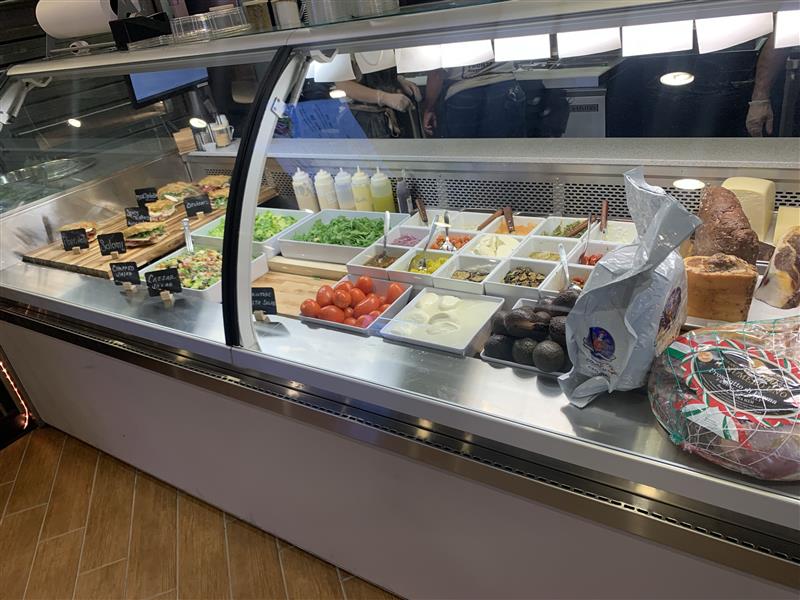 ConConcepts's tweet image. 🍕 @ConConcepts Client Manager Nick Angelo grabbed lunch at @Bertuccis Pronto—and yes, pizza was involved. The new fast-casual concept brings @Bertuccis classics to busy Downtown Boston with speed &amp;amp; quality. Sharing a few snaps from the visit!