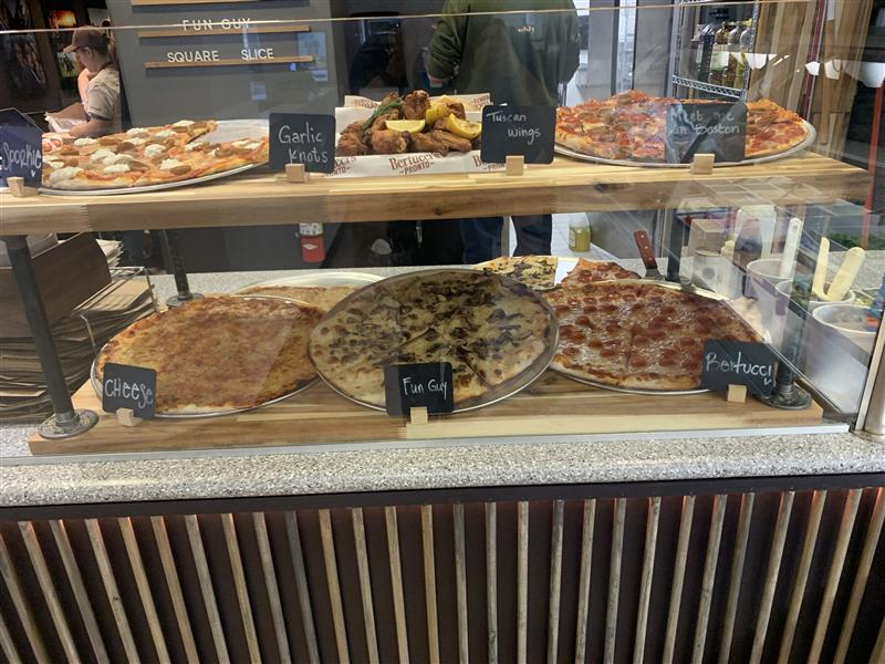 ConConcepts's tweet image. 🍕 @ConConcepts Client Manager Nick Angelo grabbed lunch at @Bertuccis Pronto—and yes, pizza was involved. The new fast-casual concept brings @Bertuccis classics to busy Downtown Boston with speed &amp;amp; quality. Sharing a few snaps from the visit!