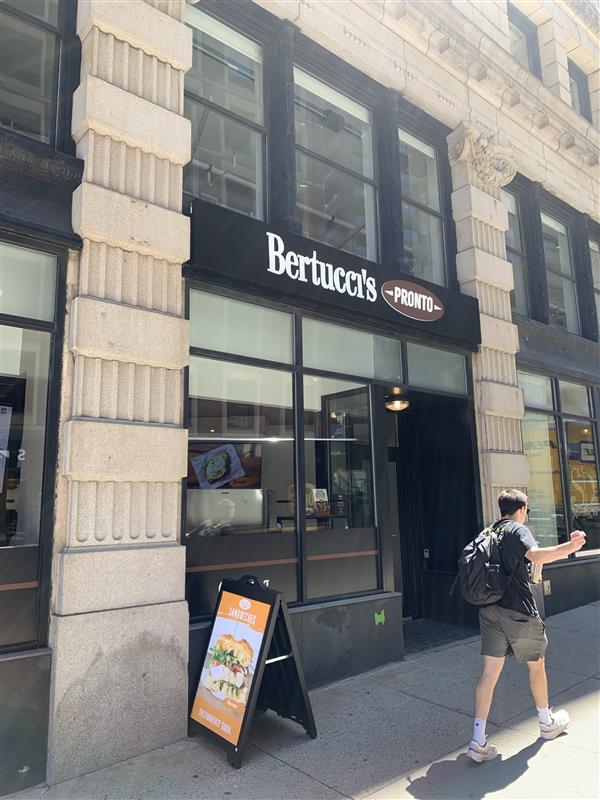 ConConcepts's tweet image. 🍕 @ConConcepts Client Manager Nick Angelo grabbed lunch at @Bertuccis Pronto—and yes, pizza was involved. The new fast-casual concept brings @Bertuccis classics to busy Downtown Boston with speed &amp;amp; quality. Sharing a few snaps from the visit!