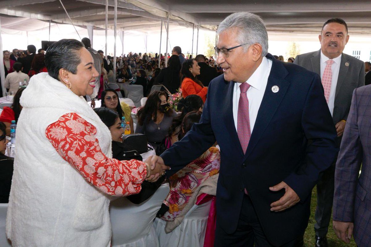 ¡Felicidades maestras y maestros en su día! México les reconoce su labor, son el pilar del desarrollo. El #SNTE, su sindicato, encabezado por el Srio. Gral. Mtro. Alfonso Cepeda Salas, seguirá luchando por mejores salarios y prestaciones, hoy tenemos un avance y vamos por más.