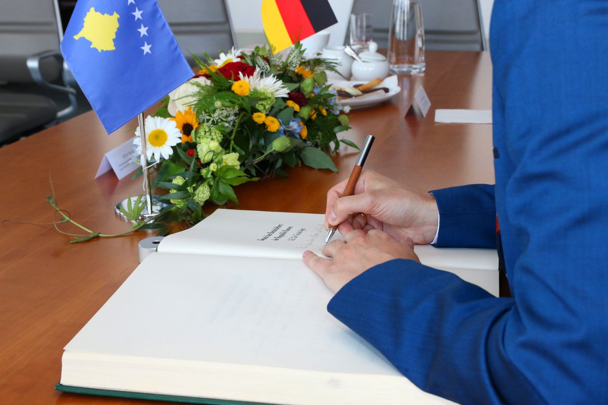 ThuerLandtag's tweet photo. Heute empfing LP Dr. König den #Botschafter der Republik #Kosovo, S.E. Dr. Faruk Ajeti und den kosovarischen Generalkonsul in München, Afrim Nura zum gemeinsamen Austausch.🇽🇰🇩🇪🤝 Beide verfolgten das heutige #plenumth auf der Tribüne. Anschließend trug sich S.E. im Ehrenbuch ein. https://t.co/TeAxBB0DhA
