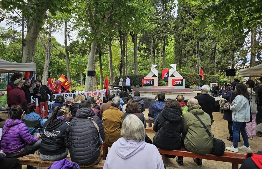 "¿De quién son Las Pajaritas? ¿de la turistada o de las oscenses?". Se pregunta <a href="/CNT_Huesca/">CNT Huesca</a> tras impedir el Ayuntamiento del PP el uso del famoso monumento de Ramón Acín el pasado 1 de mayo "alegando motivos turísticos”: arainfo.org/?p=306773