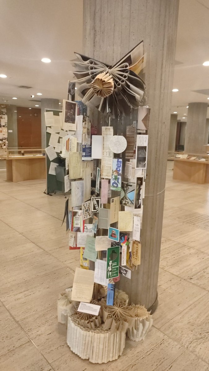 Puedes disfrutar de una exposición muy chula y original en  <a href="/Biblioteca_UNED/">BibliotecaUNED</a> #bibliotecas y te puedes llevar un recuerdo de parte de la Asociación Aída 📖 #papel #exposiciones