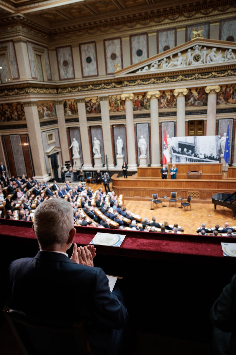 Ohne den #Staatsvertrag wäre das Österreich von heute, das Österreich, das wir so lieben, schlicht und einfach nicht denkbar. 

Die wiedergewonnene, wiedererrungene Freiheit war das Fundament für eine einzigartige Erfolgsgeschichte. (1/3)