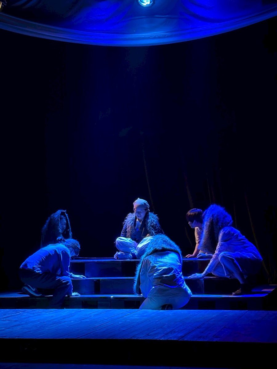 思いなしか
その死んで凍えてしまった小十郎の顔は
まるで生きてるときのように
冴さえ冴ざえして
何か笑っているようにさえ見えた。
     「なめとこ山の熊」

命は移行する。

小十郎も
熊も
気持ちを理解するのは難しい。
みんな、まだまだ悩みに悩んでいます。

#宮沢賢治
#ミュージカル
#ozmate