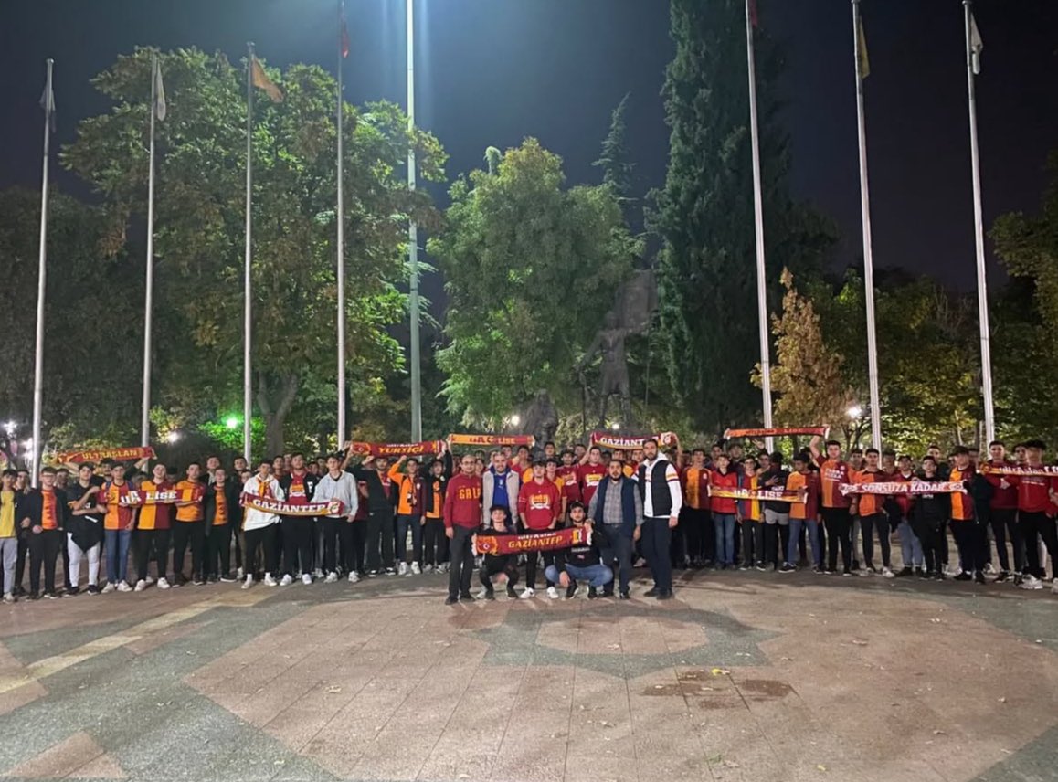 Türkiye kupamızı aldık sırada pazar günü oynayacağımız kayseri şampiyonluk maçımızda, bizlere bu zamana kadar destek veren, bizimle yol yürüyen ve daha önce yürümüş olan herkesi AKYOL’a davet ediyorum.

AKYOL BOYDAN BOYA SARI KIRMIZI !

#AntepHoliganları