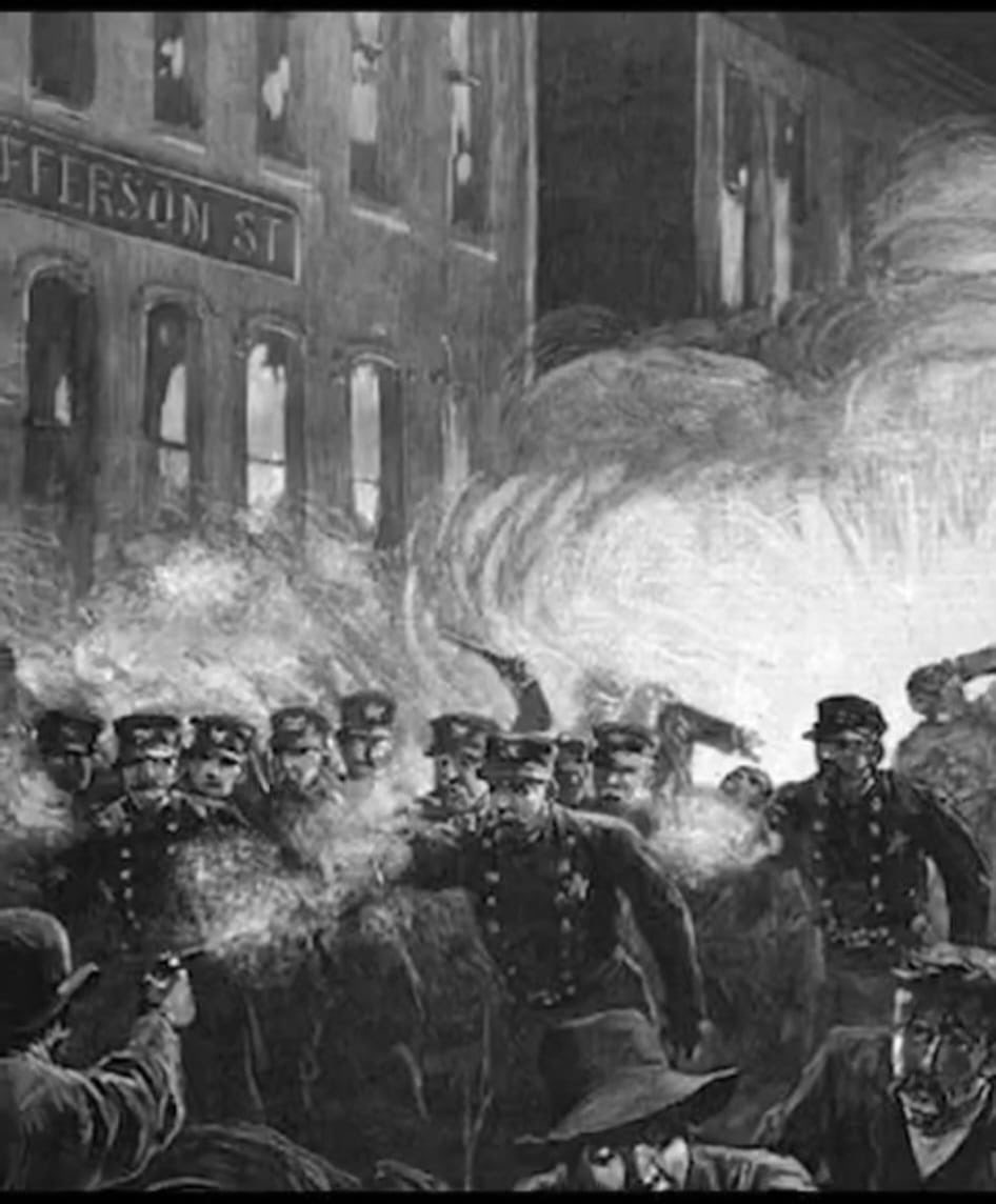 4 Mayıs 1886 Chicago İşçileri 8 saatlik iş günü için sokaktaydı Haymarket Meydanındaki mitinge polis saldırdı bir bomba patladı ardından silahlar konuştu Birçok işçi hayatını kaybetti Bu gravür sermaye karşısında hayatlarıyla direnenlerin belleğidir #İşçiTarihi #SınıfMücadelesi