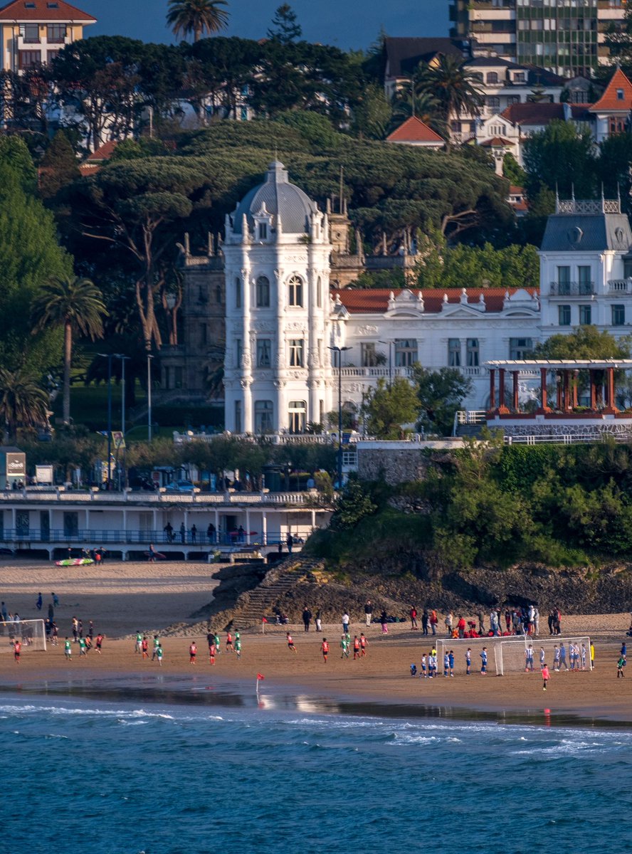 Gracias de corazón a Fernando San Miguel  🙏, que con su mirada ha capturado algo más que una imagen: ha atrapado el alma de Santander ❤️.
Esta foto no solo se ve… se escucha, se huele, se vive.

Un rincón, una emoción, una maravilla compartida 🌅.