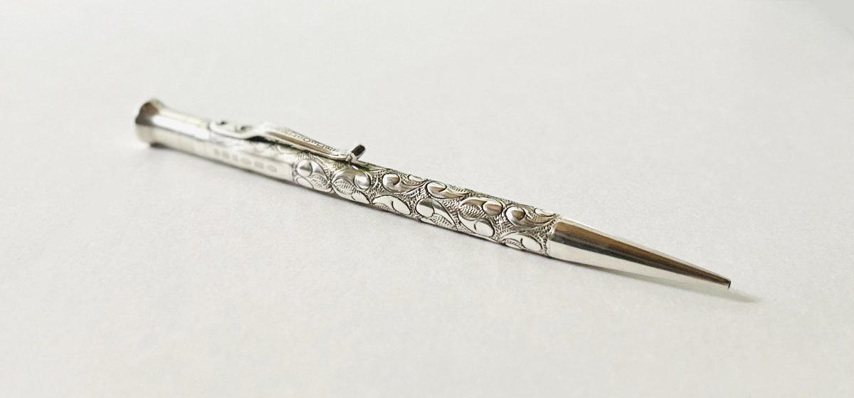 #購入品
ヤード・オ・レッド　パーフェクタ　ビクトリアン　1.18ペンシル
ag925の刻印カッコいい❗️
#文房具　#stationery #ヤードオレッド