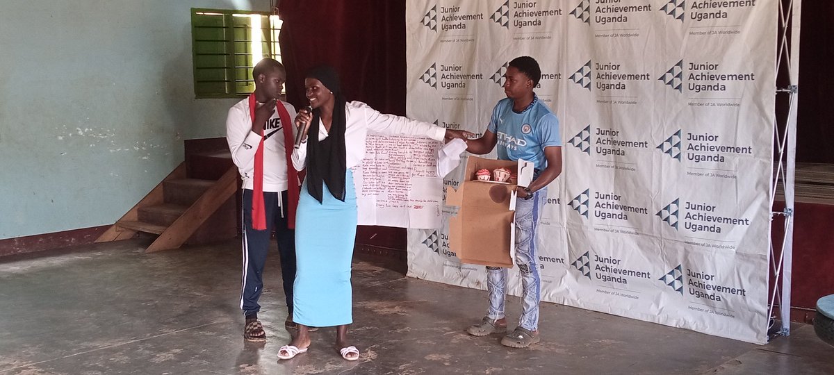 RobertMutesa's tweet image. It was an intense week where young people from kawempe division where trained in business pitching and where given chance to pitch there I deas. And the winning team is to represent kawempe at the regional level and it&apos;s project will be funded.
1/2