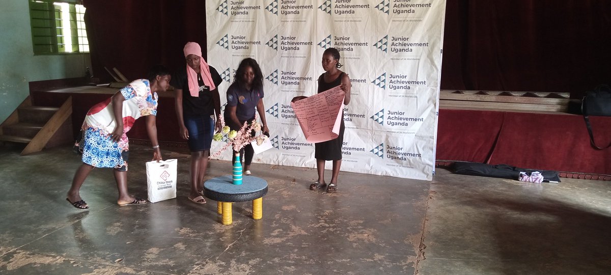 RobertMutesa's tweet image. It was an intense week where young people from kawempe division where trained in business pitching and where given chance to pitch there I deas. And the winning team is to represent kawempe at the regional level and it&apos;s project will be funded.
1/2