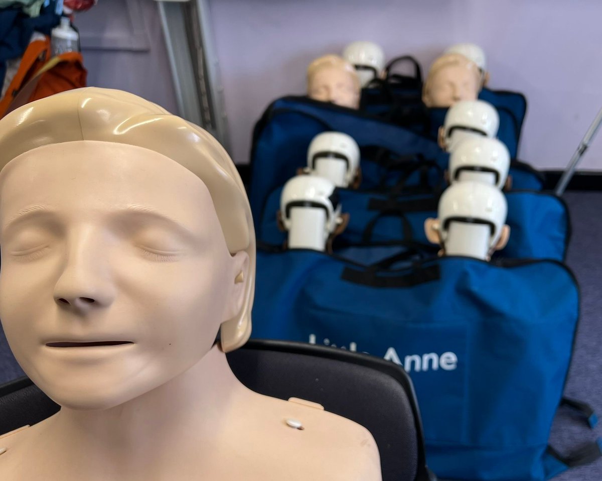Congratulations to the 8 young people who passed their Emergency First Aid at Work course as part of their @SheffieldCityCouncil Thrive health and wellbeing programme. #firstaid