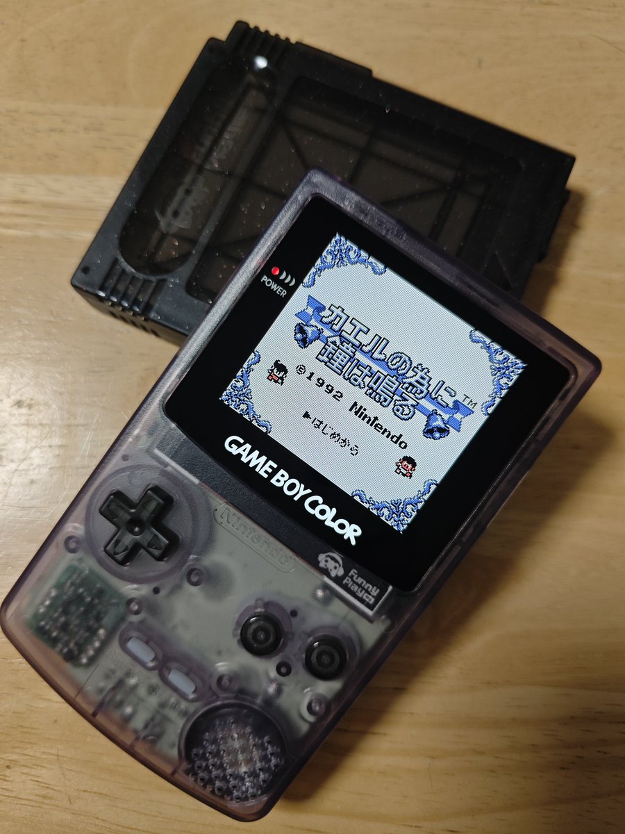 motsucurry's tweet photo. GBCの液晶、シェル、ボタンを交換。画面モード変えなくても良いので半田付け無しで。互換機も良いけど実機のIPS液晶は別格に良い。 https://t.co/L4fvuftR1t